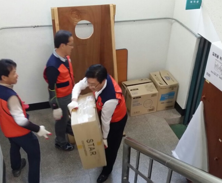 박스 옮기는 사진